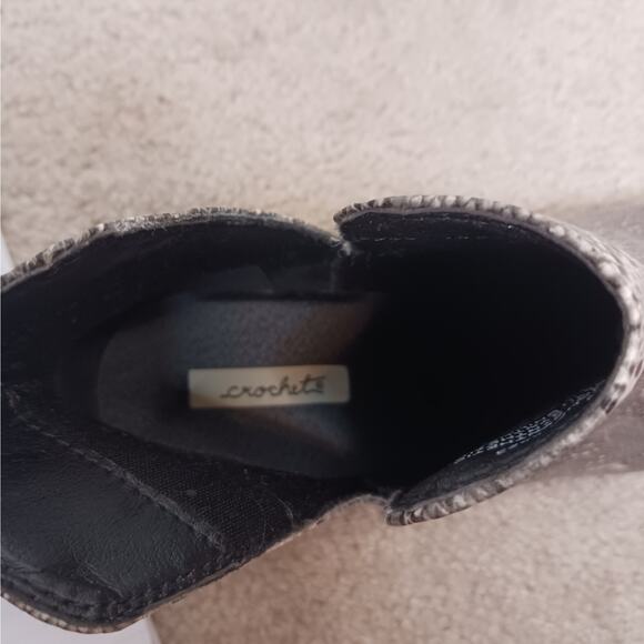 Crochet Snakeskin Booties Size 8 EUC - Picture 9 of 10